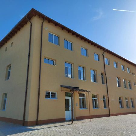 Apartamente Livada Римніку-Вилча Екстер'єр фото