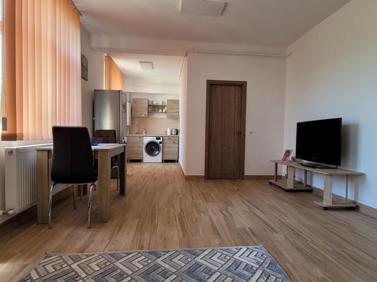Apartamente Livada Римніку-Вилча Екстер'єр фото