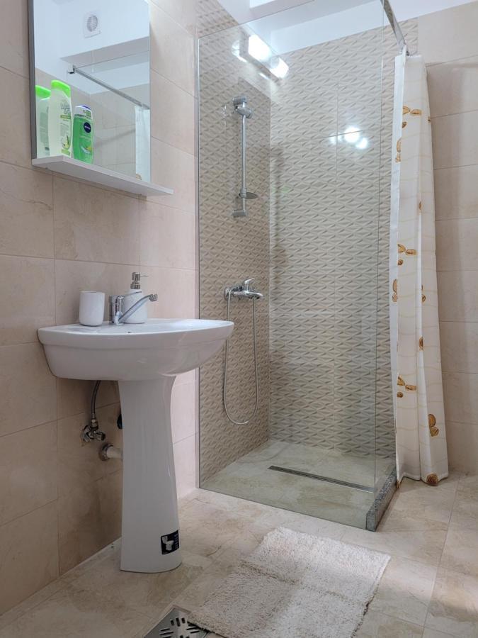 Apartamente Livada Римніку-Вилча Екстер'єр фото