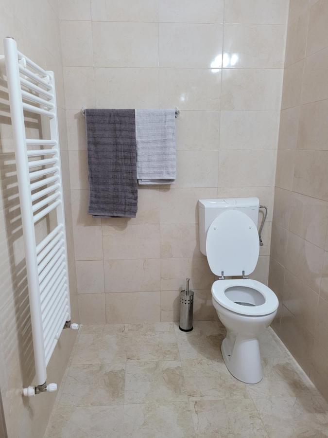 Apartamente Livada Римніку-Вилча Екстер'єр фото