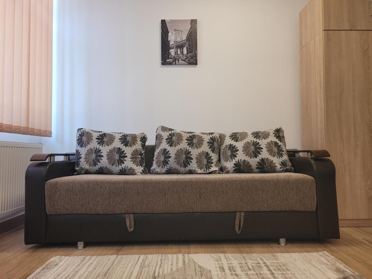 Apartamente Livada Римніку-Вилча Екстер'єр фото