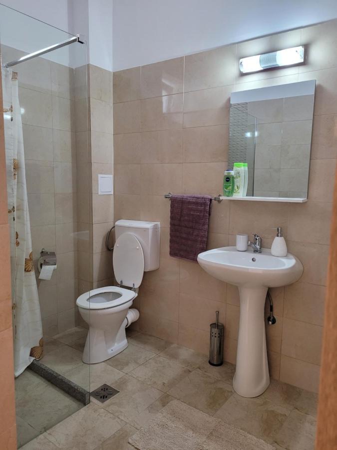 Apartamente Livada Римніку-Вилча Екстер'єр фото
