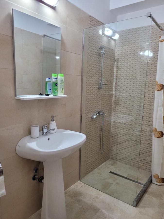 Apartamente Livada Римніку-Вилча Екстер'єр фото