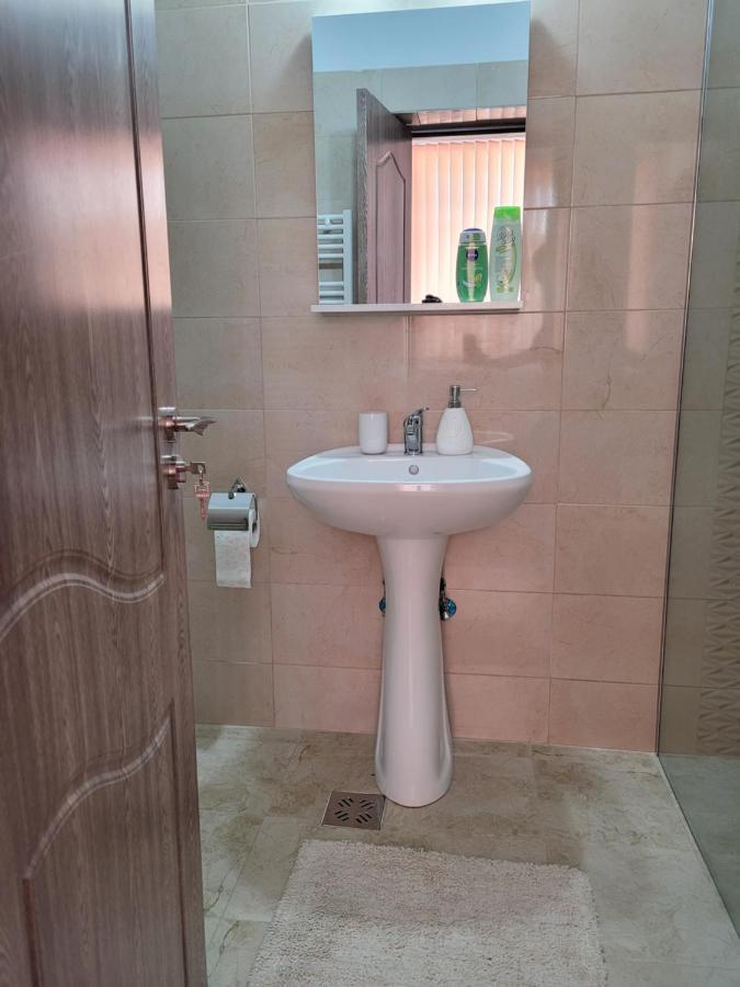 Apartamente Livada Римніку-Вилча Екстер'єр фото