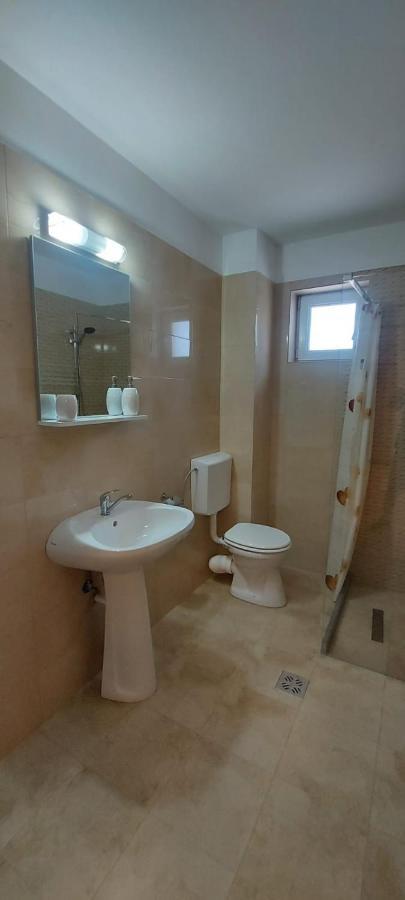 Apartamente Livada Римніку-Вилча Екстер'єр фото