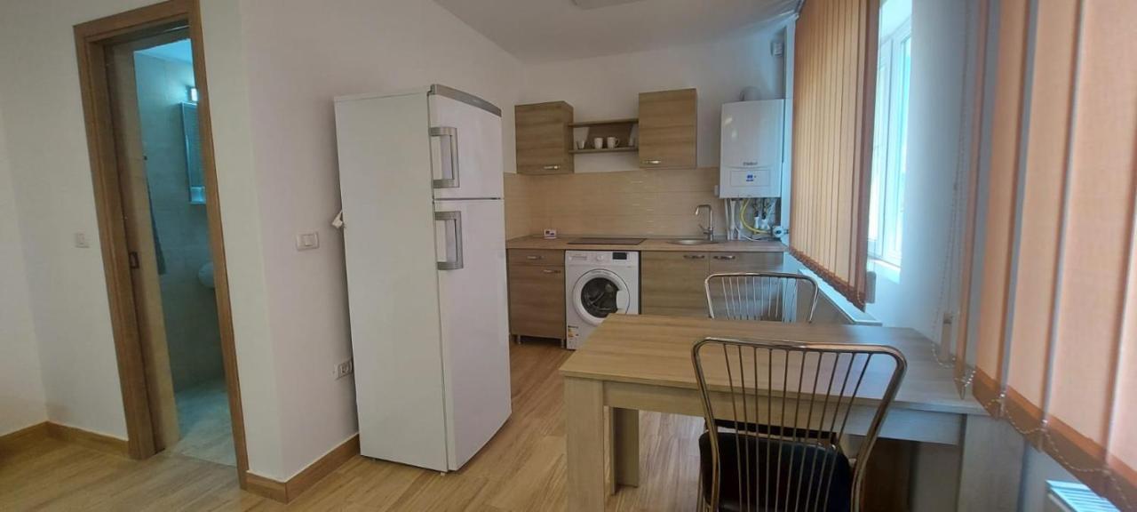 Apartamente Livada Римніку-Вилча Екстер'єр фото